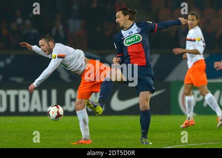 Zlatan Ibrahimovic della PSG che combatte il Jamel Saihi di Montpellier durante la partita di calcio della Coppa di Francia 1/16e, Paris Saint-Germain vs Montpellier HSC al Parc des Princes di Parigi, Francia, il 22 gennaio 2014. Montpellier ha vinto 2-1. Foto di Henri Szwarc/ABACAPRESS.COM Foto Stock