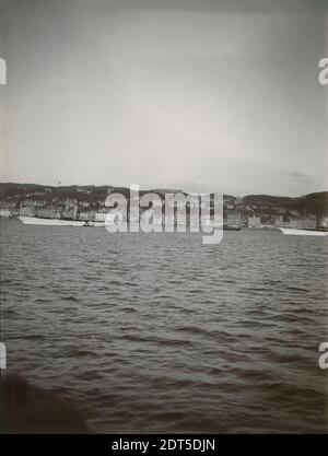 Antica fotografia del C1900, vista sul lungomare di Oban con la McCaigs Tower sulla Battery Hill sopra, in Scozia, da Oban Bay. FONTE: FOTOGRAFIA ORIGINALE Foto Stock