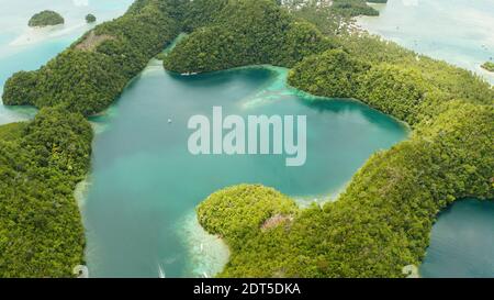 Cove e la laguna blu tra le piccole isole coperte di foresta pluviale. Sugba laguna, Siargao, Filippine. Estate viaggi e concetto di vacanza. Foto Stock