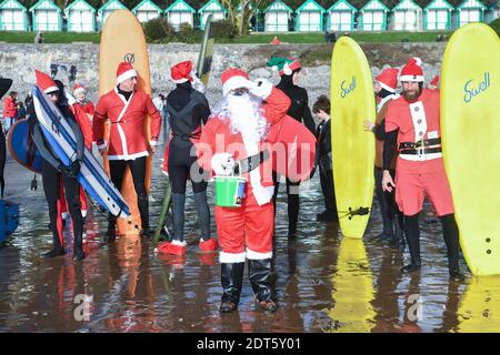 Swansea, Galles, sabato 19 dicembre 2020. Andy Parkinson, surfista locale, vestito da Babbo Natale si affaccia sul mare durante l'evento di surf Santas a Langland Bay a Gower, Swansea, per raccogliere fondi per i surfisti contro la rete fognaria. Credito : Robert Melen. Foto Stock