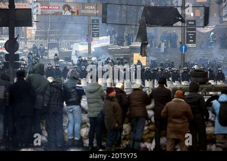 I manifestanti anti anti anti-governativi si levano in piedi su una barricata davanti alla polizia il 27 gennaio 2014 a Kiev, Ucraina. Foto di Rafael Yaghobzadeh/ABACAPRESS.COM Foto Stock