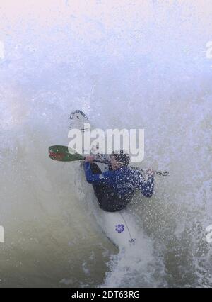 Kayak e Bodyboarders sfidano le onde sulla spiaggia di Ris a Douarnenez, Francia occidentale il 2 febbraio 2014. I dipartimenti francesi della costa atlantica erano allertati per forti onde e rischi di immersione il 31 gennaio, e il dipartimento occidentale di Finistere era in forte allerta per le inondazioni. Foto di Yves-Marie Quemener/ABACAPRESS.COM Foto Stock