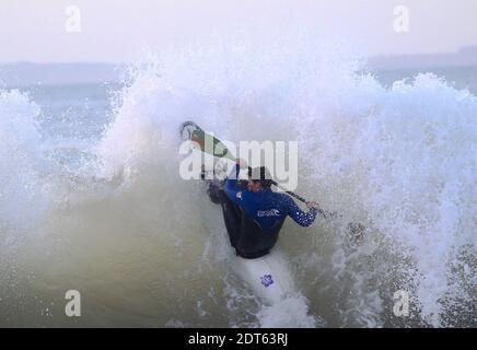 Kayak e Bodyboarders sfidano le onde sulla spiaggia di Ris a Douarnenez, Francia occidentale il 2 febbraio 2014. I dipartimenti francesi della costa atlantica erano allertati per forti onde e rischi di immersione il 31 gennaio, e il dipartimento occidentale di Finistere era in forte allerta per le inondazioni. Foto di Yves-Marie Quemener/ABACAPRESS.COM Foto Stock