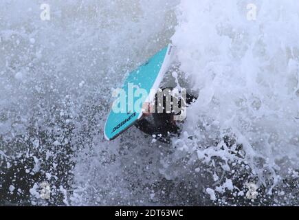 Kayak e Bodyboarders sfidano le onde sulla spiaggia di Ris a Douarnenez, Francia occidentale il 2 febbraio 2014. I dipartimenti francesi della costa atlantica erano allertati per forti onde e rischi di immersione il 31 gennaio, e il dipartimento occidentale di Finistere era in forte allerta per le inondazioni. Foto di Yves-Marie Quemener/ABACAPRESS.COM Foto Stock