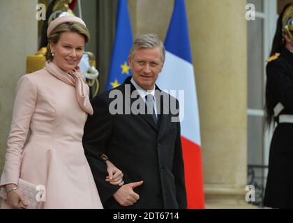 Re Philippe e la regina Mathilde del Belgio lasciano il Palazzo Elysee dopo aver incontrato il presidente francese Francois Hollande a Parigi, in Francia, il 6 febbraio 2014. Foto di Christian Liegi/ABACAPRESS.COM Foto Stock