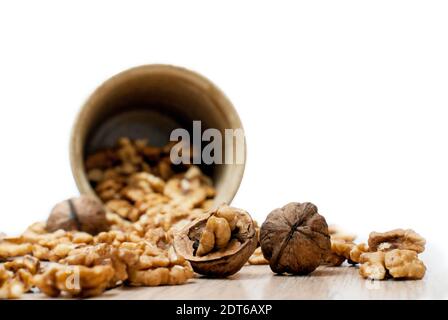 Noci sul pavimento con vaso sullo sfondo Foto Stock