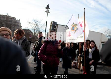 800 persone partecipano a una protesta convocata da organizzazioni di estrema destra contro il collettivo femminista Femen sul posto Vauban a Parigi, 8 febbraio 2014. I manifestanti si sono riuniti per chiedere lo scioglimento del movimento attivista e l'espulsione del leader ucraino Inna Shevchenko, cui è stato concesso asilo politico in Francia. Lanciato nel 2008, Femen ha aperto una "base di formazione" a Parigi nel settembre 2012. Foto di Axelle de Russa/ABACAPRESS.COM Foto Stock