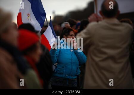 800 persone partecipano a una protesta convocata da organizzazioni di estrema destra contro il collettivo femminista Femen sul posto Vauban a Parigi, 8 febbraio 2014. I manifestanti si sono riuniti per chiedere lo scioglimento del movimento attivista e l'espulsione del leader ucraino Inna Shevchenko, cui è stato concesso asilo politico in Francia. Lanciato nel 2008, Femen ha aperto una "base di formazione" a Parigi nel settembre 2012. Foto di Axelle de Russa/ABACAPRESS.COM Foto Stock