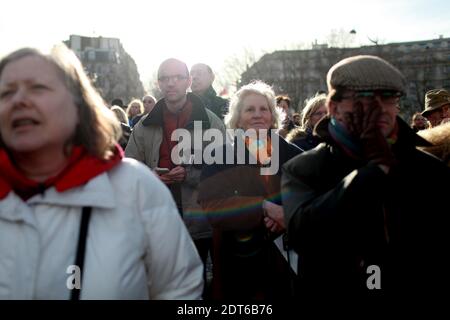 800 persone partecipano a una protesta convocata da organizzazioni di estrema destra contro il collettivo femminista Femen sul posto Vauban a Parigi, 8 febbraio 2014. I manifestanti si sono riuniti per chiedere lo scioglimento del movimento attivista e l'espulsione del leader ucraino Inna Shevchenko, cui è stato concesso asilo politico in Francia. Lanciato nel 2008, Femen ha aperto una "base di formazione" a Parigi nel settembre 2012. Foto di Axelle de Russa/ABACAPRESS.COM Foto Stock