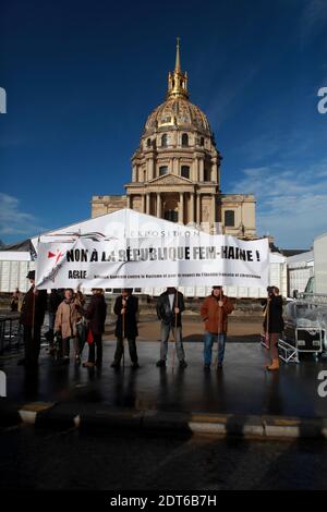 800 persone partecipano a una protesta convocata da organizzazioni di estrema destra contro il collettivo femminista Femen sul posto Vauban a Parigi, 8 febbraio 2014. I manifestanti si sono riuniti per chiedere lo scioglimento del movimento attivista e l'espulsione del leader ucraino Inna Shevchenko, cui è stato concesso asilo politico in Francia. Lanciato nel 2008, Femen ha aperto una "base di formazione" a Parigi nel settembre 2012. Foto di Axelle de Russa/ABACAPRESS.COM Foto Stock