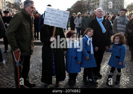 800 persone partecipano a una protesta convocata da organizzazioni di estrema destra contro il collettivo femminista Femen sul posto Vauban a Parigi, 8 febbraio 2014. I manifestanti si sono riuniti per chiedere lo scioglimento del movimento attivista e l'espulsione del leader ucraino Inna Shevchenko, cui è stato concesso asilo politico in Francia. Lanciato nel 2008, Femen ha aperto una "base di formazione" a Parigi nel settembre 2012. Foto di Axelle de Russa/ABACAPRESS.COM Foto Stock