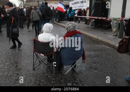 800 persone partecipano a una protesta convocata da organizzazioni di estrema destra contro il collettivo femminista Femen sul posto Vauban a Parigi, 8 febbraio 2014. I manifestanti si sono riuniti per chiedere lo scioglimento del movimento attivista e l'espulsione del leader ucraino Inna Shevchenko, cui è stato concesso asilo politico in Francia. Lanciato nel 2008, Femen ha aperto una "base di formazione" a Parigi nel settembre 2012. Foto di Axelle de Russa/ABACAPRESS.COM Foto Stock