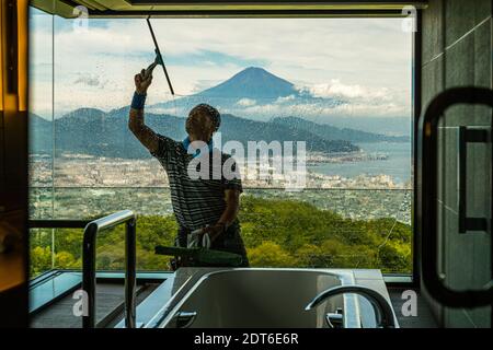 Pulitore finestra di Nippondaira Hotel, Shizuoka, Giappone con vista sul Monte Fuji Foto Stock