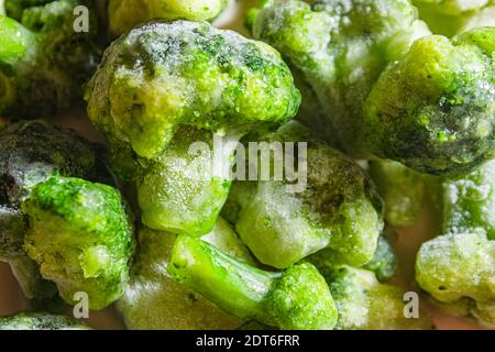 Fiori di broccoli surgelati da vicino. Conservazione vegetale sulla tavola. Foto Stock
