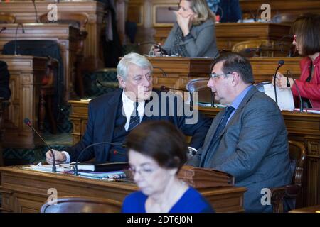 Parigi 16 ° arrondissement sindaco e UMP MP Claude Goasguen (a sinistra) ha parlato con l'UMP Jean Francois Lamour (a destra) durante il Consiglio di Parigi il 10 febbraio 2013, a Parigi, Francia. Foto di Romain boe/ABACAPRESS.COM Foto Stock