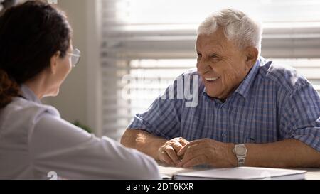 Vista banner di un paziente senior sorridente al momento della consultazione ospedaliera Foto Stock
