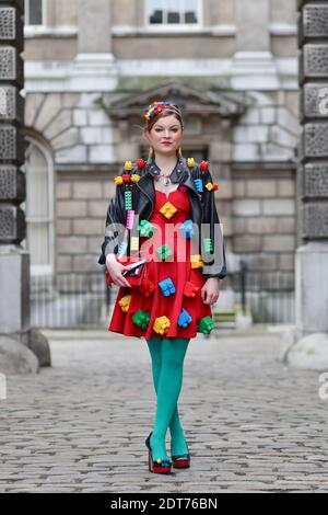 Anne-Sophie Cochevelou, stilista di moda (www.cycleinheels.blogspot.co.uk) partecipa alla settimana della moda londinese Ready-to-wear Autumn-Winter 2014-2015 tenutasi a Somerset House, Londra, Regno Unito il 17 febbraio 2014. Lei indossa i suoi propri disegni fatti con lego. Foto di Marie-Paola Bertrand-Hillion/ABACAPRESS.COM Foto Stock