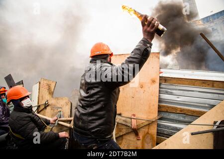 I manifestanti anti anti anti-governativi si scontrano con la polizia antisommossa a Maidan Place, nel centro di Kiev, Ucraina, il 19 febbraio 2014. Foto di Francois Plaza/ABACAPRESS.COM Foto Stock