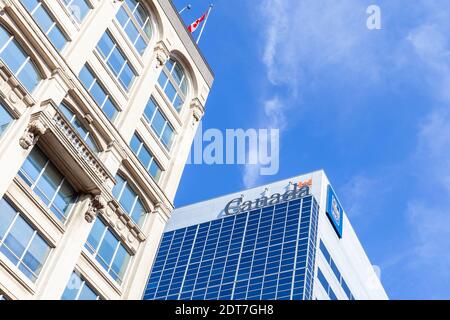 Ottawa, Ontario, Canada - 8 agosto 2020: L'insegna del governo del Canada sull'edificio è visibile a Ottawa, Ontario, Canada Foto Stock