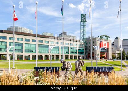 Ottawa, Ontario, Canada - 8 agosto 2020: Ottawa Firefighters Memorial con il municipio sullo sfondo, sito del grande incendio di Ottawa del 1900. Foto Stock