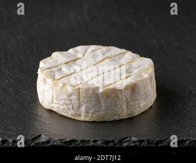 formaggio brie fresco su sfondo di pietra nera Foto Stock