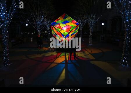 Londra, Regno Unito. 20 Dec 2020. Colore cubato da Mandylights. "Connected by Light" è una collezione di opere d'arte a Canary Wharf. Credito: Waldemar Sikora Foto Stock