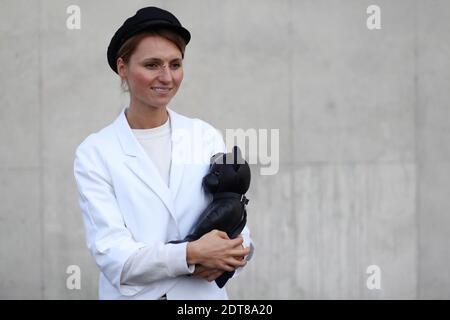 Un ospite in arrivo per il Celine Autunno/Inverno 2014-2015 spettacolo di Ready-to-Wear che si tiene al Tennis Club di Parigi, Francia il 2 marzo 2014. Foto di Marie-Paola Bertrand-Hillion/ABACAPRESS.COM Foto Stock