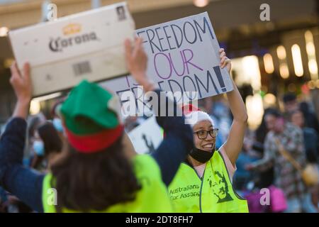 Melbourne, Australia, 20 dicembre 2020. I manifestanti sono visti tenere in mano i cartelli durante il rally Bring Julian Assange Home il 20 dicembre 2020 a Melbourne, Australia. Il 4 gennaio, un giudice britannico è disposto a decidere se Julian Assange debba essere estradato negli Stati Uniti, dove potrebbe far fronte a una sentenza di 175 anni in una prigione ad alta sicurezza "supermax". Credit: Dave Hewison/Alamy Live News Foto Stock