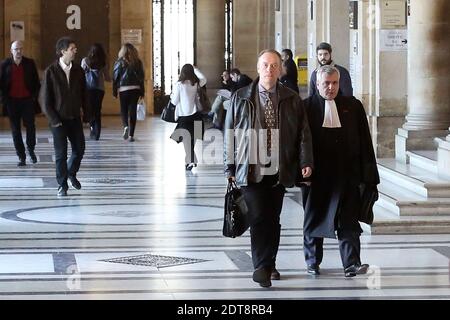 Avvocato dell'ex presidente francese Nicolas Sarkozy, Thierry Herzog arriva al tribunale di Parigi il 10 marzo 2014 a Parigi. Nicolas Sarkozy e sua moglie Carla Bruni hanno avviato un'azione legale per impedire l'ulteriore pubblicazione di conversazioni segretamente registrato da Patrick Buisson durante il suo mandato del 2007-12 come presidente francese. In una mossa che inevitabilmente alimenterà la speculazione i nastri potrebbero contenere una 'mitragliatrice' seriamente compromettente, gli avvocati della coppia hanno detto che avrebbero chiesto a un tribunale di Parigi di emettere un'ingiunzione di emergenza contro l'ulteriore distribuzione o pubblicazione. La rivelazione di ciò che Buisson era doin Foto Stock