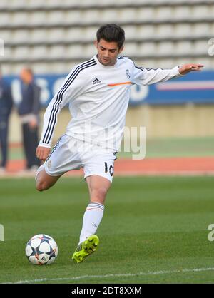 Enzo Zidane, il centrocampista francese del Real Madrid, figlio di 18 anni della leggenda del calcio Zinedine Zidane, corre con la palla durante la quarta partita di calcio della UEFA Youth League tra Paris Saint-Germain (PSG) e Real Madrid al Charlety Stadium di Parigi, Francia, il 11 marzo 2014. Foto di Christian Liegi/ABACAPRESS.COM Foto Stock