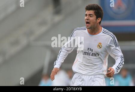 Enzo Zidane, il centrocampista francese del Real Madrid, figlio di 18 anni della leggenda del calcio Zinedine Zidane, corre con la palla durante la quarta partita di calcio della UEFA Youth League tra Paris Saint-Germain (PSG) e Real Madrid al Charlety Stadium di Parigi, Francia, il 11 marzo 2014. Foto di Christian Liegi/ABACAPRESS.COM Foto Stock