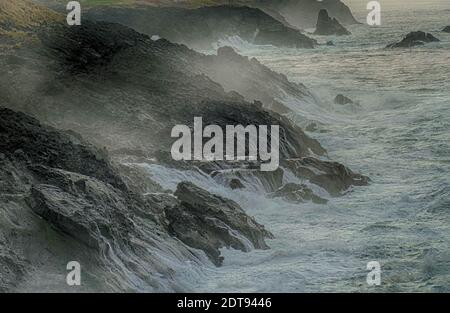 I mari pesanti si schiantano sulle rocce di Boiler Bay, costa dell'Oregon Foto Stock