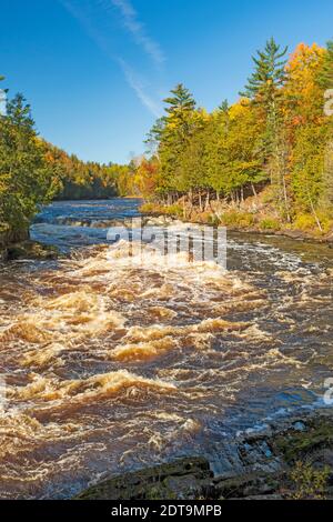 Il fiume Menominee che attraversa Piers Gorge in autunno Foresta del Michigan settentrionale Foto Stock