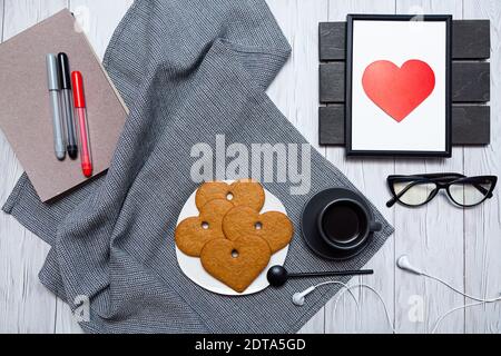 Tazza di caffè, biscotti di pan di zenzero a forma di cuore su un tavolo leggero. Concetto di San Valentino. Foto Stock