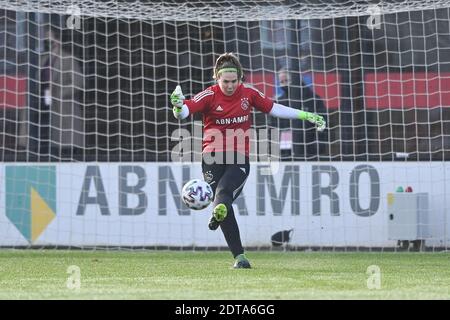 AMSTERDAM, PAESI BASSI - DICEMBRE 20: Portiere Lize Kop di Ajax durante la partita femminile olandese Eredivisie tra Ajax e VV Alkmaar a De Toekomst o Foto Stock