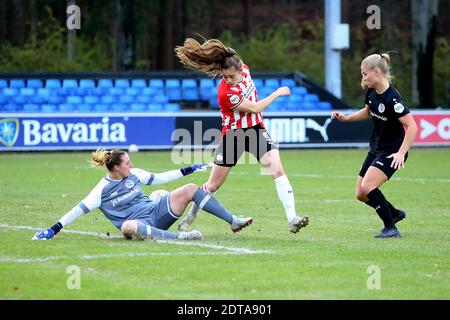 EINDHOVEN, PAESI BASSI - DICEMBRE 20: (L-R): Portiere Charetha Okken di sc Heerenveen, Joelle Smits di PSV Eindhoven, Jasmijn Dubben di sc Heerenvee Foto Stock