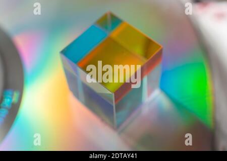Cubo ottico in vetro dispersione di luce,spettro. Ottica fisica Foto Stock