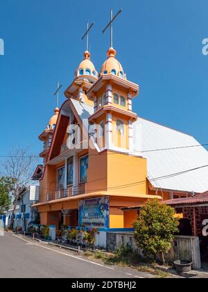 Gereja KGPM, la chiesa protestante, a Tandurusa, un villaggio a Bitung sul Sulawesi settentrionale, Indonesia. A Bitung, a differenza della maggior parte dell'Indonesia, la magg Foto Stock