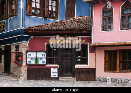 Casa tradizionale bulgara e strada di Koprivshtitsa, provincia di Sofia, Bulgaria, Europa sudorientale, Europa Foto Stock