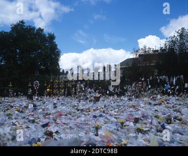 Regno Unito, Londra, Kensington Palace, Fiori lasciarono in memoria di Diana, Principessa del Galles. Foto Stock