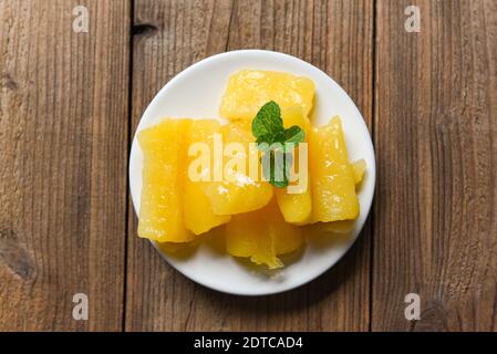 Dessert alla radice di manioca bollita cibo tailandese o cibo brasiliano manioca mandoca frita, altro nome (esculenta manioca, yuca, manioca, manioca, freccia brasiliana Foto Stock