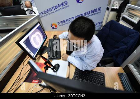 (201222) -- PECHINO, 22 dicembre 2020 (Xinhua) -- un operatore sanitario del Tianjin Medical University General Hospital conduce una richiesta online tramite telefono cellulare a Tianjin, Cina settentrionale, 3 marzo 2020. La vita normale è stata interrotta dalla pandemia COVID-19 nel 2020. Tuttavia, la gente è riuscita a rimanere in linea per entrare in contatto con e continuare la vita quotidiana mentre erano confinati a casa. Nel frattempo, la Cina sta esplorando nuove aree di crescita nell'economia digitale e sfruttando il boom dell'economia di Internet per promuovere lo sviluppo integrato dell'economia digitale e dell'econom reale Foto Stock