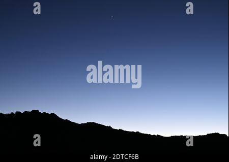 Mojave National Preserve, California, Stati Uniti. 21 Dic 2020. Pianeti Giove (L) e Saturno sono visti insieme in cima all'immagine in quella che è chiamata la Grande congiunzione il 21 dicembre 2020 a Mojave National Preserve, California. Questo è il più vicino che i due pianeti sono stati visti insieme nel cielo per quasi 800 anni. Una congiunzione astronomica si verifica quando due corpi celesti sembrano passare o incontrarsi l'uno con l'altro come visto dalla Terra. Credit: David Becker/ZUMA Wire/Alamy Live News Foto Stock