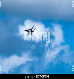 F-16 combattere Falcon volare contro il cielo Foto Stock