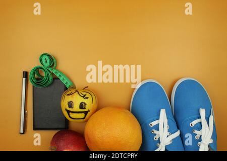 Notebook e penna con cuffie vista dall'alto. Metro e frutta. Cornice, vuota per la registrazione. Foto Stock