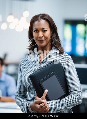 Ritratto di imprenditrice sorridente in ufficio Foto Stock