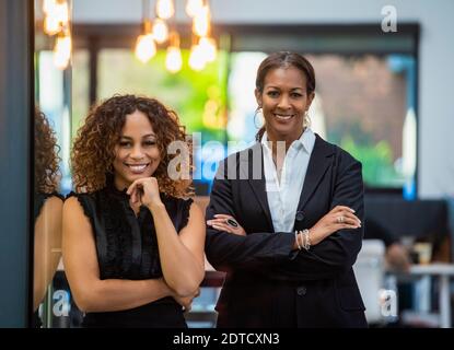 Ritratto di due donne d'affari sorridenti in carica Foto Stock