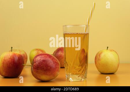 Mele e succo di mela in un bicchiere di sfondo per il testo. Succo di mela sano su uno sfondo di mele Foto Stock