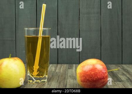 Mele e succo di mela in un bicchiere di sfondo per il testo. Succo di mela sano su uno sfondo di mele Foto Stock