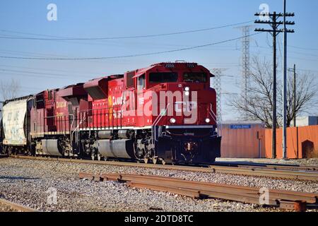 Elgin, Illinois, Stati Uniti. Un paio di locomotive della Canadian Pacific Railway conducono un treno merci in direzione est attraverso Bartlett, Illinois. Foto Stock